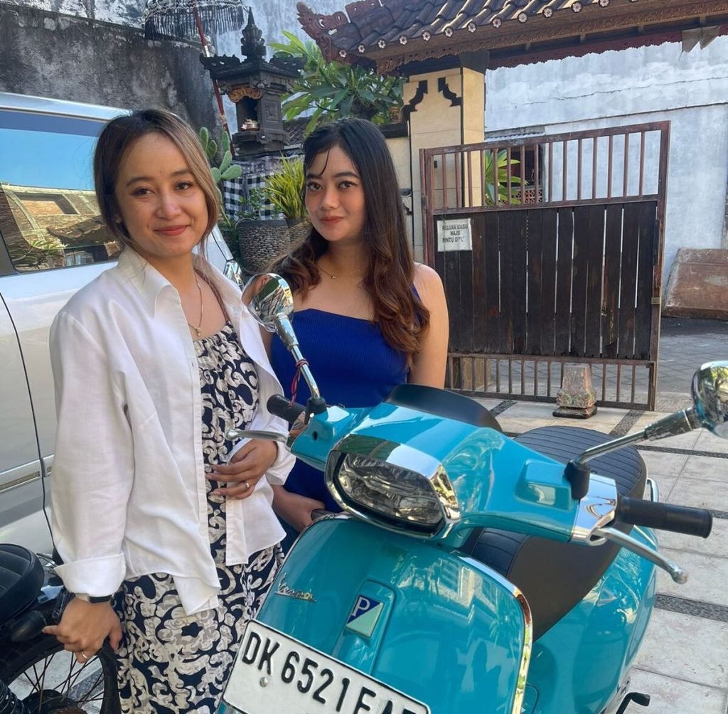 Galeri pelanggan sewa motor di antara rental, Kuta, menawarkan berbagai pengalaman sewa motor di Kuta.