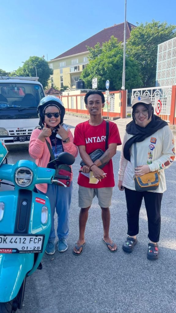 Galeri pelanggan sewa motor di antara rental, Kuta, menawarkan berbagai pengalaman sewa motor di Kuta.
