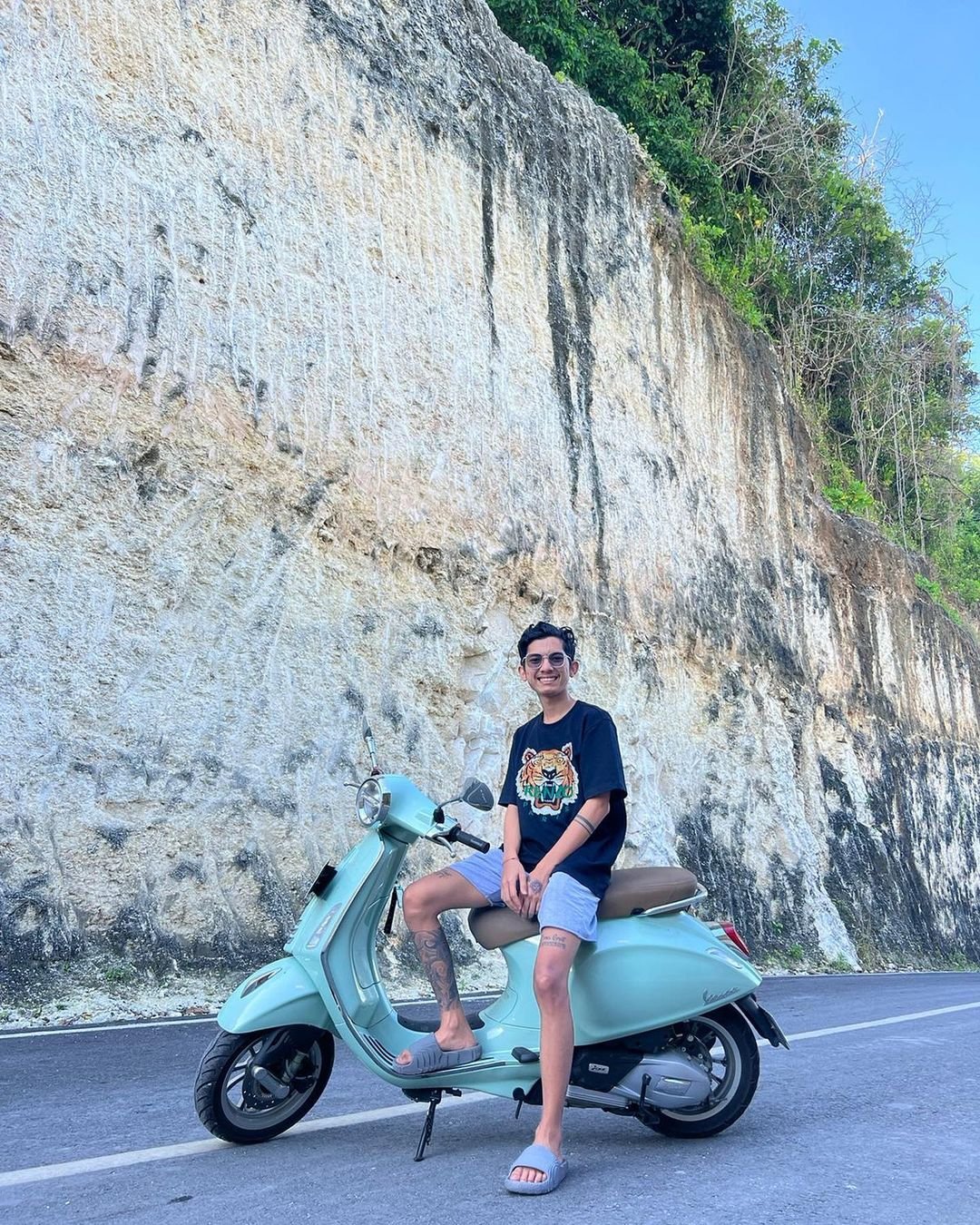 Galeri pelanggan sewa motor di antara rental, Kuta, menawarkan berbagai pengalaman sewa motor di Kuta.