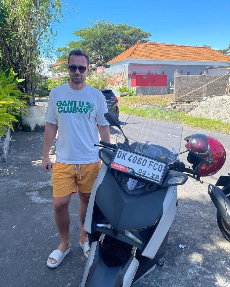 Galeri pelanggan sewa motor di antara rental, Kuta, menawarkan berbagai pengalaman sewa motor di Kuta.