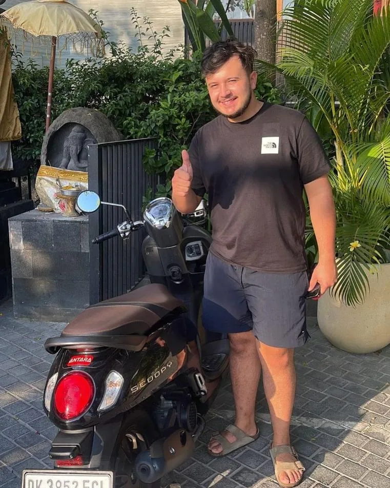 Galeri pelanggan sewa motor di antara rental, Kuta, menawarkan berbagai pengalaman sewa motor di Kuta.