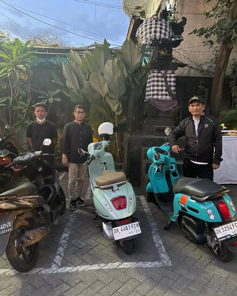 Galeri pelanggan sewa motor di antara rental, Kuta, menawarkan berbagai pengalaman sewa motor di Kuta.