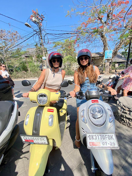 Daftar harga sewa motor di Bali untuk berbagai model seperti Yamaha NMax, Honda PCX, dan Vespa LX 125, lengkap dengan tarif harian, mingguan, dan bulanan