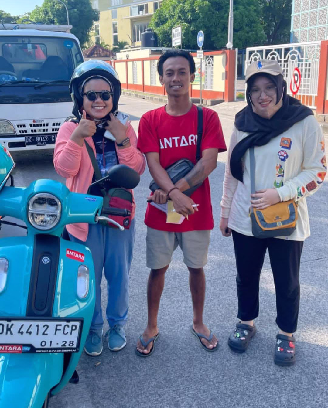 Dua wisatawan lokal bersama staf Antara Rental Bali di samping motor sewaan mereka