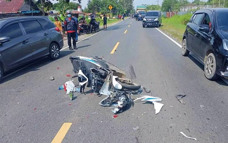 Penyebab Kecelakaan Sepeda Motor di Bali. Sebuah sepeda motor rusak parah akibat kecelakaan di jalan raya Bali, menunjukkan pentingnya keselamatan berkendara saat menggunakan layanan sewa motor Bali, mengingat kecelakaan sepeda motor di Bali sebagian besar disebabkan oleh kelalaian pengendara, kurangnya perlengkapan keselamatan, dan tidak memahami kondisi lalu lintas setempat.