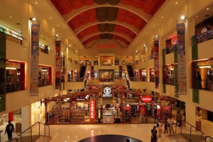 Interior mewah Discovery Shopping Mall, tempat belanja di Kuta yang terkenal dengan pilihan brand ternama, food court luas, dan akses langsung ke Pantai Kuta.