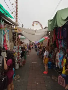 Suasana tradisional di Garlic Lane Shopping Street, tempat belanja di Kuta yang penuh dengan toko pakaian, kerajinan tangan, dan cinderamata khas Bali.