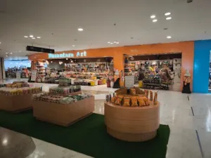 Gerai Nusantara Art di Lippo Mall Kuta, tempat belanja di Kuta dengan suasana modern dan pilihan oleh-oleh khas Bali yang lengkap dan menarik.