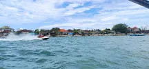 Aktivitas wisata air seru di Tanjung Benoa Bali dengan pemandangan pantai, speedboat, dan langit biru cerah.
