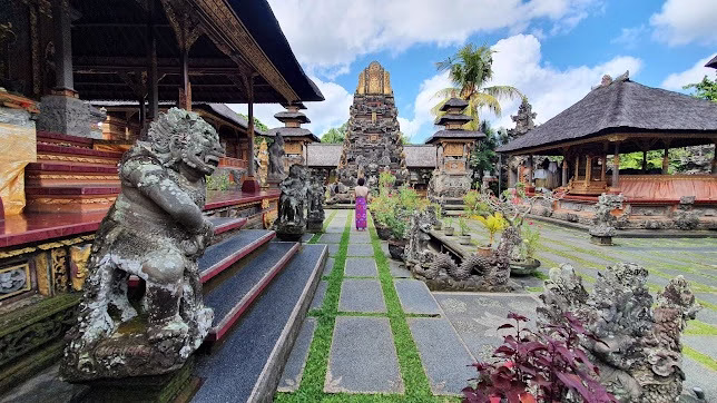 Detail arsitektur khas Bali di area Taman Saraswati Temple.