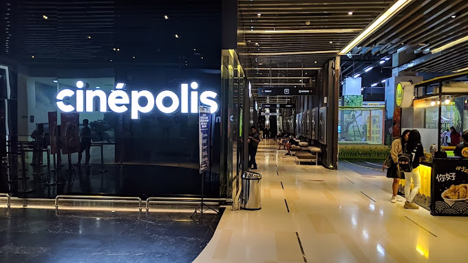 Tampak depan Cinepolis di Lippo Mall Kuta dengan pencahayaan elegan.