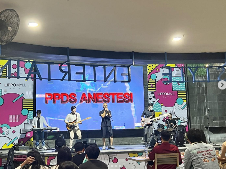 Suasana acara live music di Lippo Mall Kuta dengan panggung dan penonton.