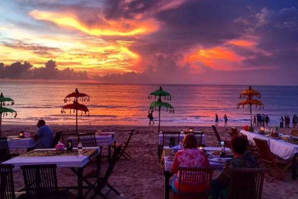 Tempat makan seafood murah di Jimbaran dengan suasana sunset romantis di tepi pantai