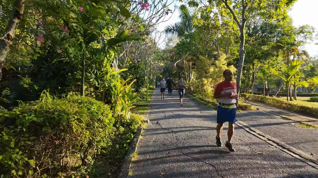 Lintasan jogging di Taman Lumintang Denpasar dengan pepohonan rindang.