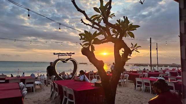 Restoran seafood murah Jimbaran di pinggir pantai dengan dekorasi romantis saat sunset.