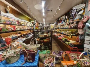 Deretan kerajinan tangan, tas rotan, dan suvenir khas Bali di Kuta Art Market, tempat belanja di Kuta yang cocok untuk mencari oleh-oleh unik dan harga terjangkau. 