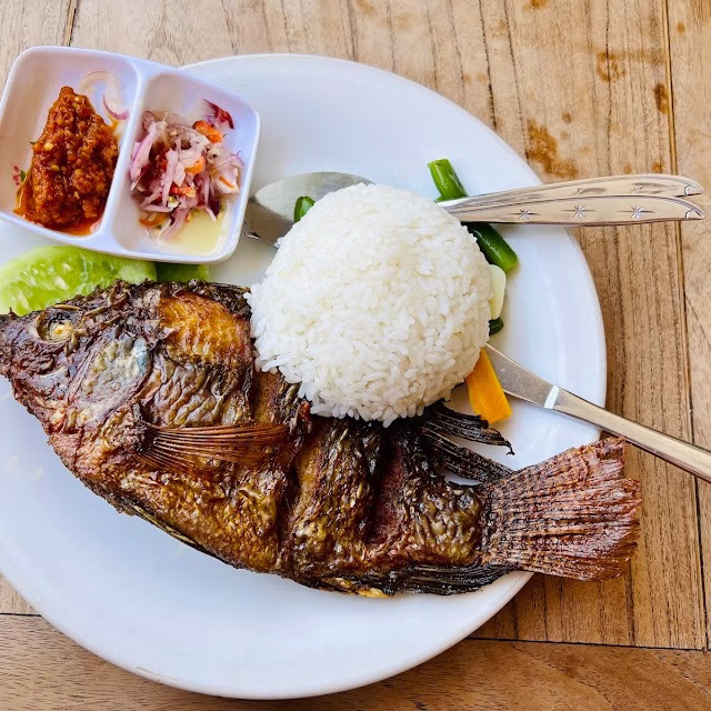 Menu ikan goreng dengan nasi putih dan sambal di salah satu tempat makan murah di Kuta, Bali.