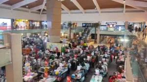 Suasana ramai di Mal Bali Galeria, tempat belanja di Kuta yang nyaman untuk keluarga, dengan diskon besar, toko fashion lengkap, dan area belanja yang luas.