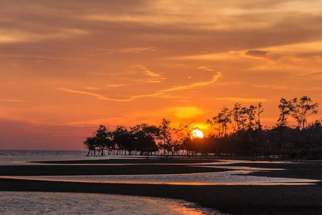 Pemandangan matahari terbenam indah di Muaya Beach Bali.