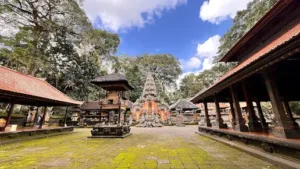 Pura kuno yang berada di dalam kawasan Monkey Forest Ubud, dikelilingi pepohonan tropis dan arsitektur khas Bali.