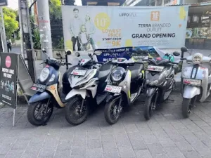 Deretan motor matic siap digunakan dari layanan sewa motor Bali, tersedia untuk rental harian di area wisata populer.