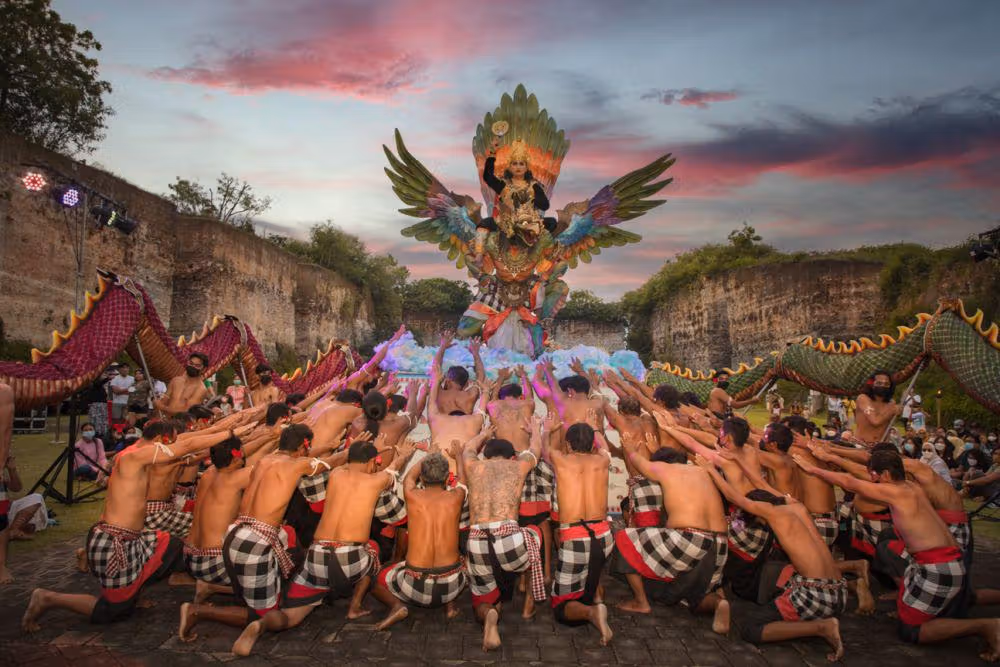 Pertunjukan tari tradisional Bali di area Garuda Wisnu Kencana, menampilkan penari dengan kostum khas dan gerakan anggun di panggung budaya terbuka.