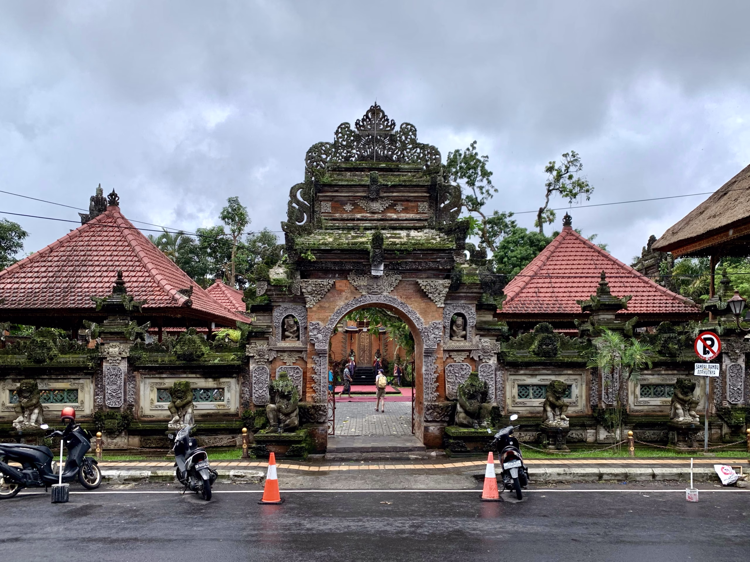 Gerbang masuk megah dekat Taman Saraswati Temple di Ubud Bali.