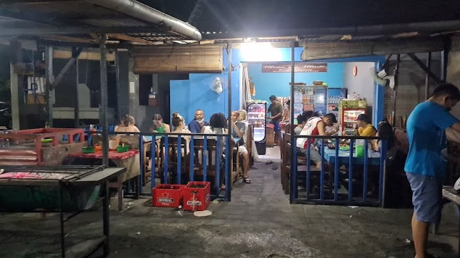 Tempat makan seafood murah Jimbaran dengan suasana warung sederhana ramai pengunjung.