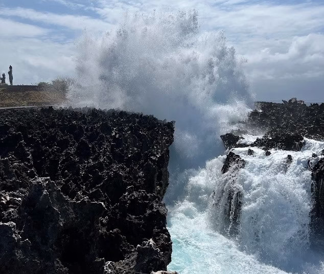 Hempasan ombak kuat menghantam bebatuan di Waterblow Nusa Dua.