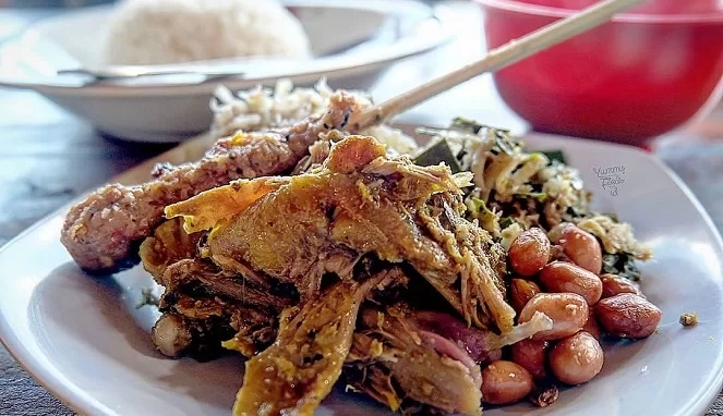 Ayam Betutu khas Bali makanan tradisional populer