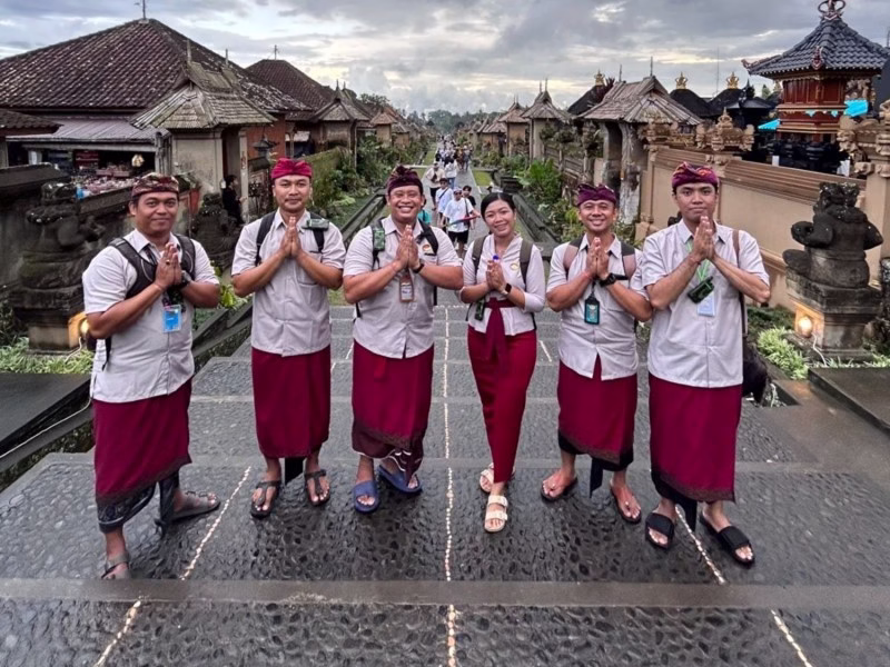 Pemandu wisata lokal ramah dalam layanan tour Bali packages