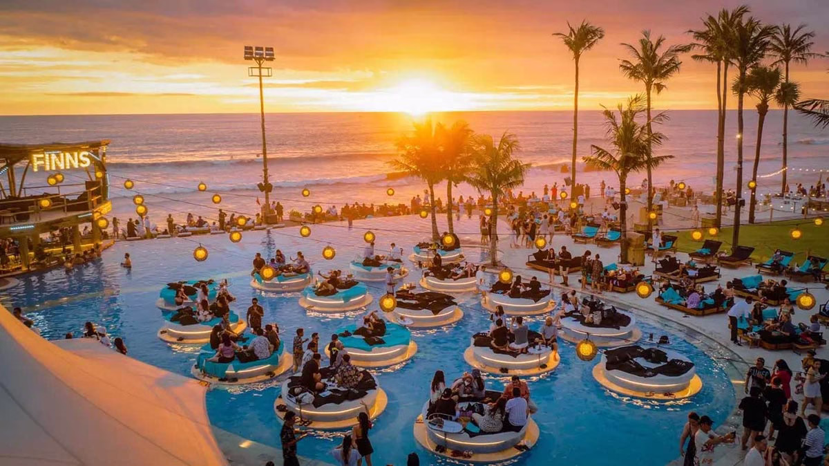 Finns Beach Club sebagai destinasi populer wisata malam di Bali dengan pemandangan sunset