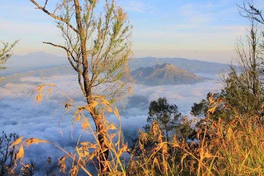 View indah dari puncak Gunung Abang, gunung terbaik di Bali dengan lanskap pegunungan dan danau.