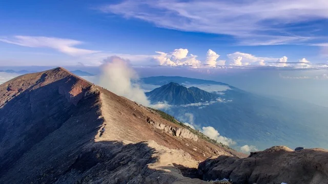 Panorama Gunung Agung dengan langit biru, gunung tertinggi dan terbaik di Bali untuk pendakian ekstrem.