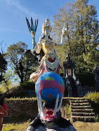 Patung suci di Gunung Sanghyang, gunung terbaik di Bali dengan nuansa spiritual dan keindahan alam.