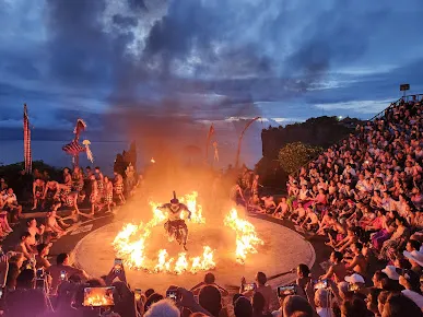 Pertunjukan Tari Kecak saat matahari terbenam sebagai bagian dari wisata Jimbaran Bali yang ikonik.