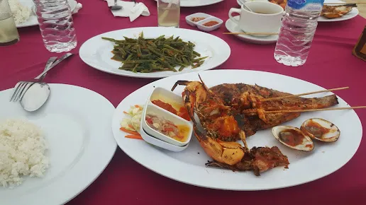 Hidangan seafood bakar segar khas pantai sebagai kuliner favorit wisata Jimbaran Bali.
