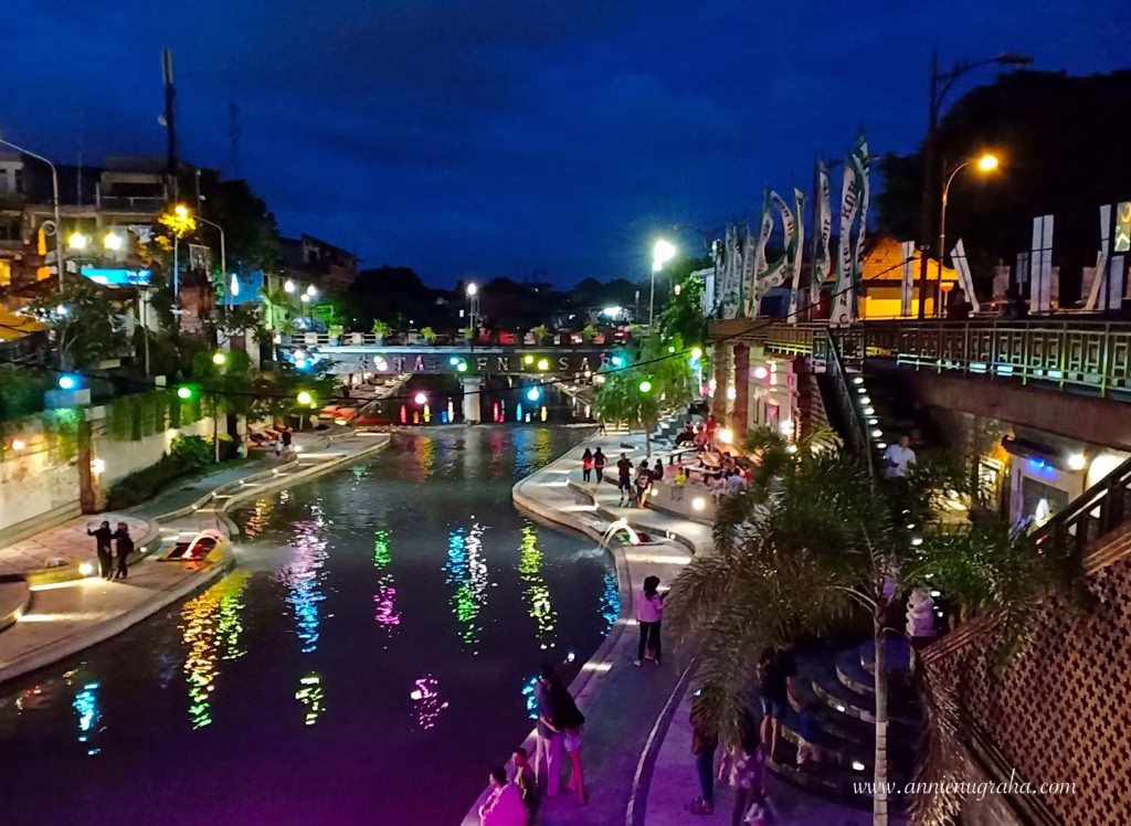 Suasana malam di Kumbasari Denpasar dengan wisata kuliner Bali