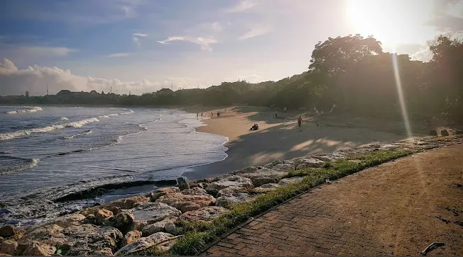 Pantai Kuta populer sebagai Tempat Wisata Gratis di Bali dengan pemandangan sunset indah