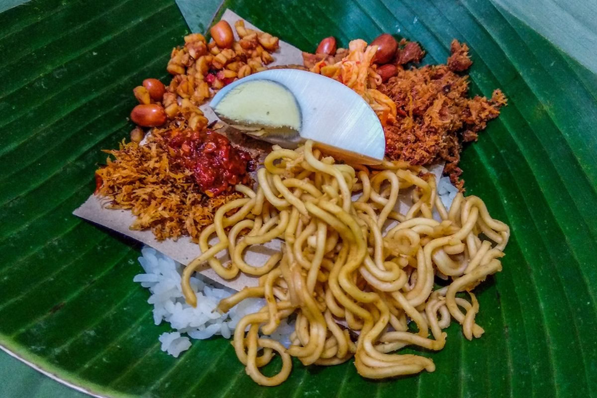Nasi Jinggo khas Bali dengan porsi sederhana tapi lezat