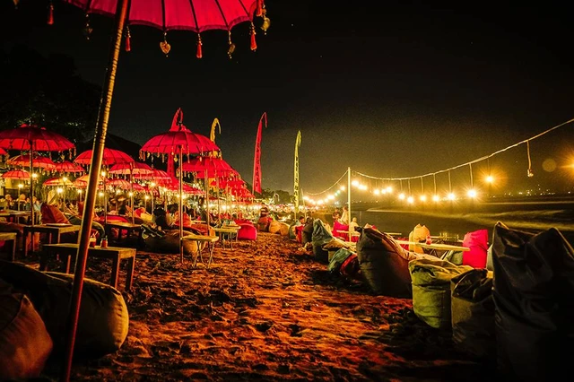 Pantai Bali di malam hari sebagai pilihan wisata malam di Bali yang romantis