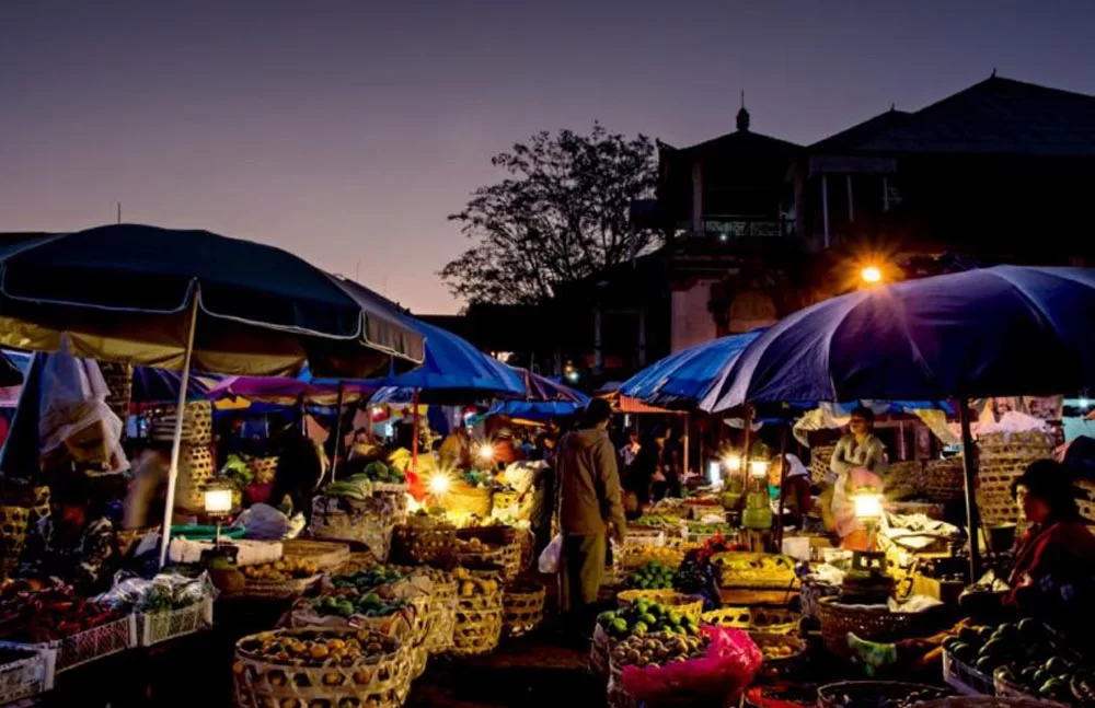 Suasana Pasar Malam Gianyar Bali penuh kuliner lokal
